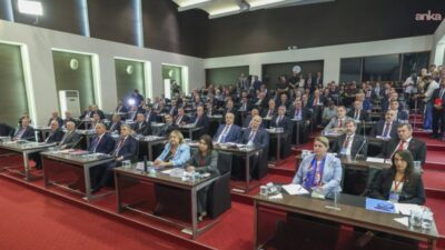 CHP’li il başkanlarının yaptığı ortak açıklamada, “Bizim bağlılığımız kişilere değil;