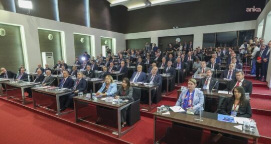 CHP’li il başkanlarının yaptığı ortak açıklamada, “Bizim bağlılığımız kişilere değil;