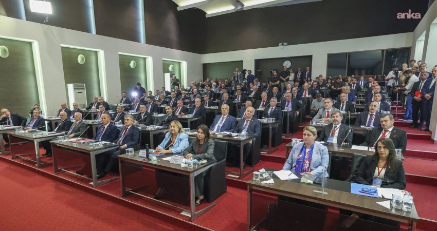CHP’li il başkanlarının yaptığı ortak açıklamada, “Bizim bağlılığımız kişilere değil;