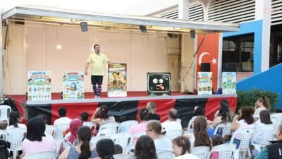Çiğli Belediyesi'nin düzenlediği Mahalle Tiyatro Günleri kapsamında sahnelenen "Depremden Korkmuyoruz"