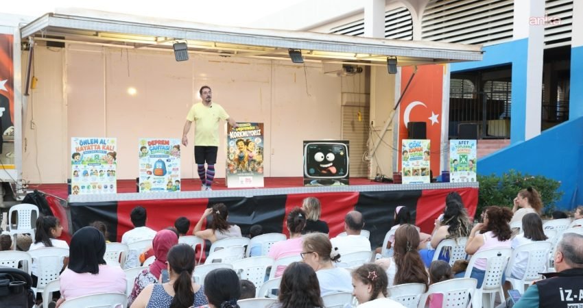 Çiğli Belediyesi'nin düzenlediği Mahalle Tiyatro Günleri kapsamında sahnelenen "Depremden Korkmuyoruz"