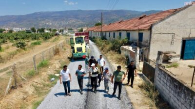 Çine Belediye Başkanı Mehmet Kıvrak, ilçe genelinde sürdürülen sathi asfalt