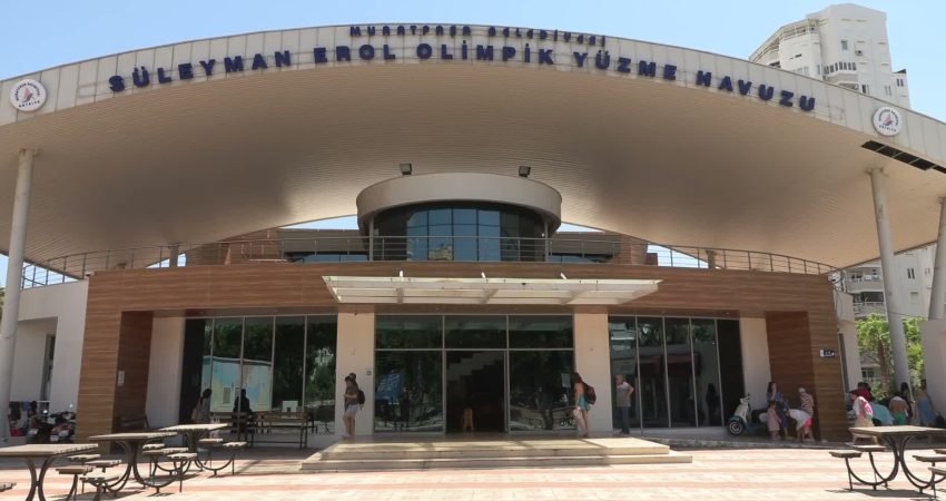 Muratpaşa Belediyesi’nin “Muratpaşa’da yüzme bilmeyen kalmasın” sloganıyla sürdürdüğü ücretsiz yüzme