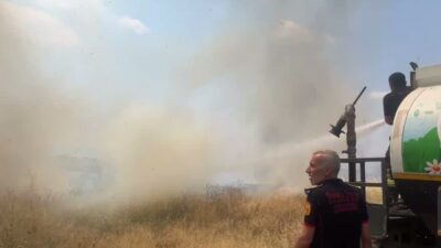 Çorum'da yerleşim yerlerine yakın bir noktada çıkan anız yangını, ekiplerin