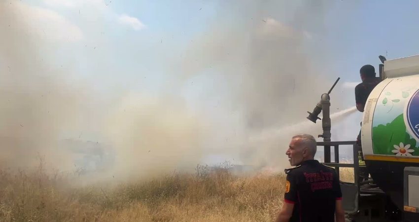 Çorum'da yerleşim yerlerine yakın bir noktada çıkan anız yangını, ekiplerin