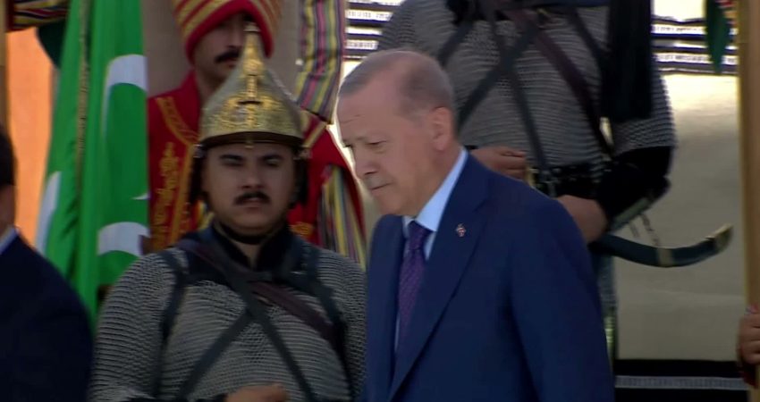 Cumhurbaşkanı Erdoğan: Büyük ve güçlü Türkiye’nin şafağı sökmüştür Cumhurbaşkanı Recep Tayyip Erdoğan, "Kimsenin tereddüdü olmasın. Büyük ve güçlü