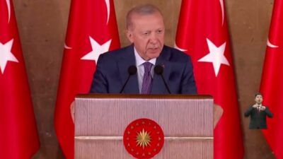 Cumhurbaşkanı Recep Tayyip Erdoğan, "Siyasi olarak can çekişen kendini bilmez