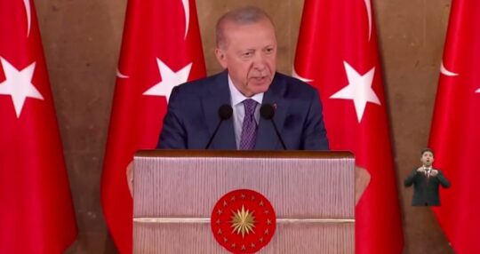 Cumhurbaşkanı Recep Tayyip Erdoğan, "Siyasi olarak can çekişen kendini bilmez