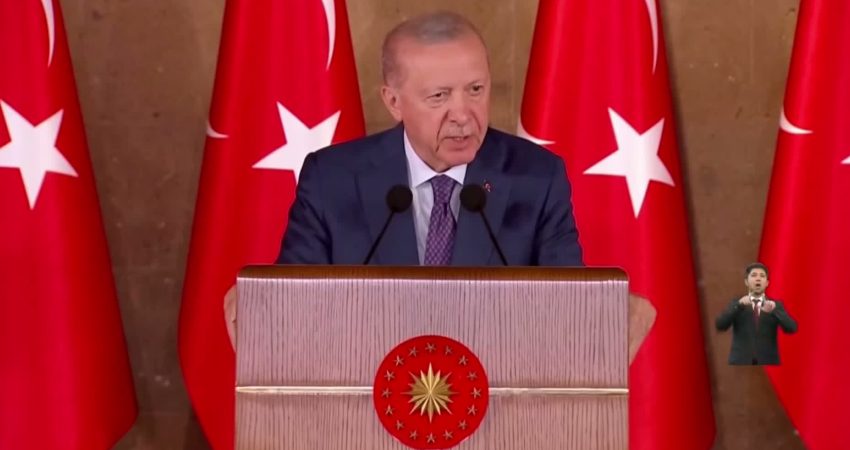 Cumhurbaşkanı Erdoğan: Kime, neyi, nerede ve nasıl söyleyeceğimizi iyi biliriz Cumhurbaşkanı Recep Tayyip Erdoğan, "Siyasi olarak can çekişen kendini bilmez