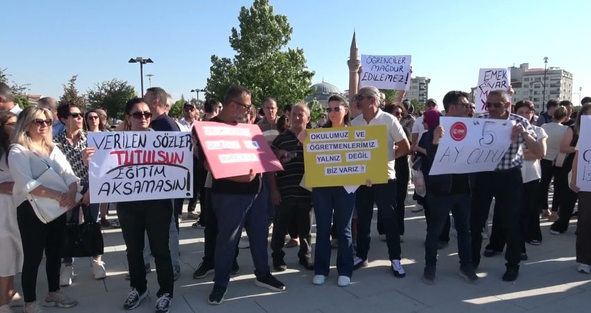 Cumhuriyet Üniversitesi Vakıf Okulları öğretmenleri, 5 aydır maaşlarını alamadıkları gerekçesiyle