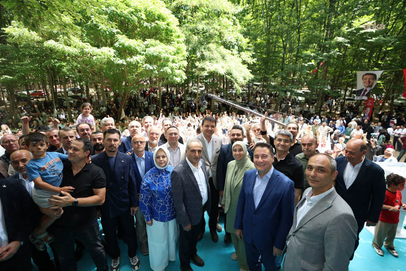 Ali Babacan ve Mahmut Arıkan, İstanbul’da Saadet Pikniği’ne katıldı Saadet Partisi Genel Başkanı Mahmut Arıkan, "transfer" ve "operasyonlar" üzerinden