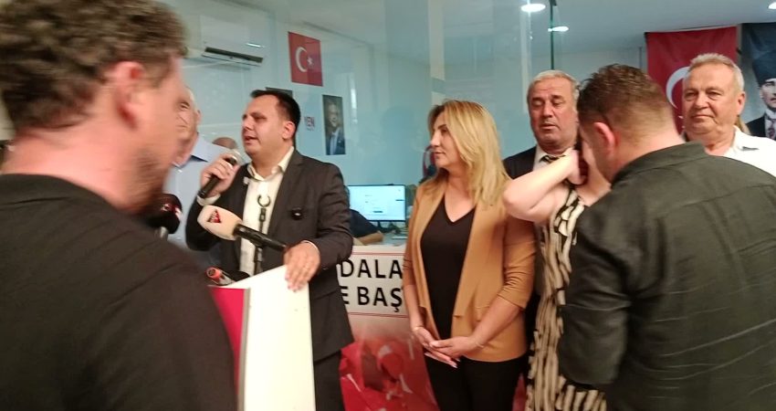 Dalaman Belediye Başkanı Sezer Durmuş meclis üyeleri ile beraber YENİ Parti’ye geçti Dalaman Belediye Başkanı Sezer Durmuş, CHP'den istifa ederek YENİ Parti’ye