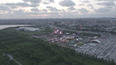 İstanbul Festivali kapsamında Derya Bedavacı duygusal performansıyla, Özcan Deniz ise