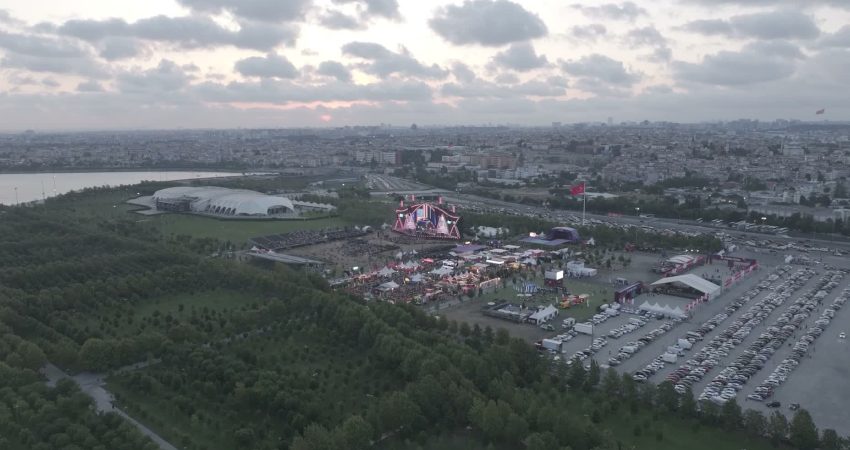 İstanbul Festivali kapsamında Derya Bedavacı duygusal performansıyla, Özcan Deniz ise