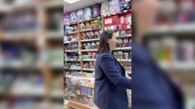 DEVA Partisi Genel Başkan Yardımcısı Zeynep Sudan, bir ilkokul öğrencisinin