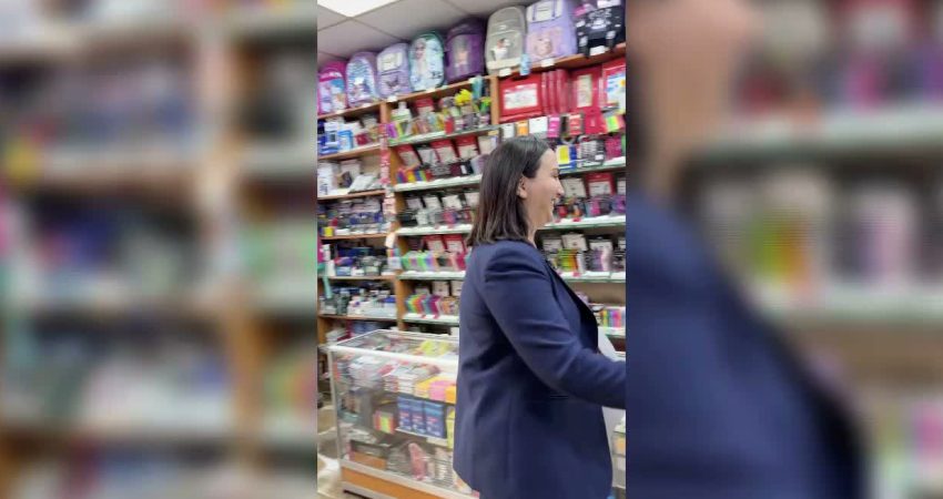 DEVA Partisi Genel Başkan Yardımcısı Zeynep Sudan, bir ilkokul öğrencisinin