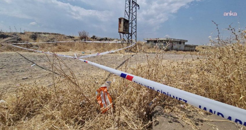 Diyarbakır’da park halindeki bir otomobilin yakınındaki arazide kadın cesedi bulundu.