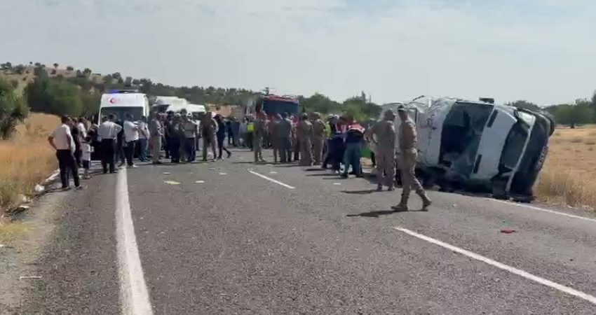Diyarbakır’da devrilen minibüsteki 5 kişi öldü, 11 kişi yaralandı Diyarbakır’ın Lice ilçesinde minibüsün devrilmesi sonucu meydana gelen trafik kazasında