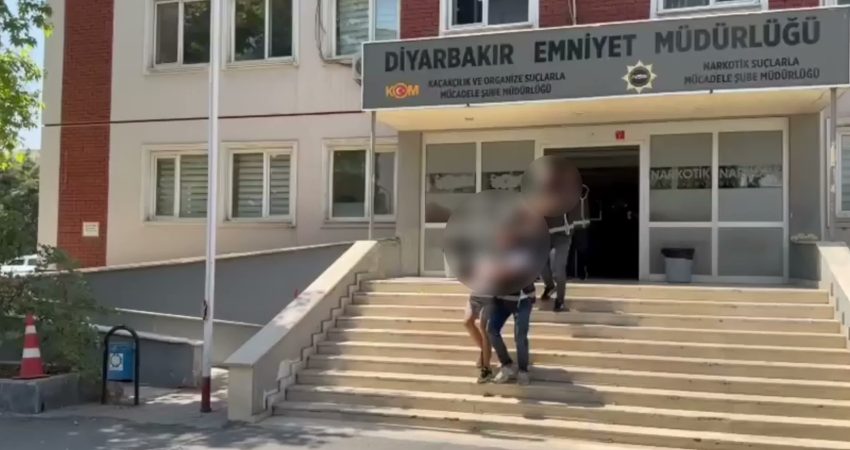 Diyarbakır’da polis ekiplerinin düzenlediği operasyon sonucu iki el bombasıyla yakalanan