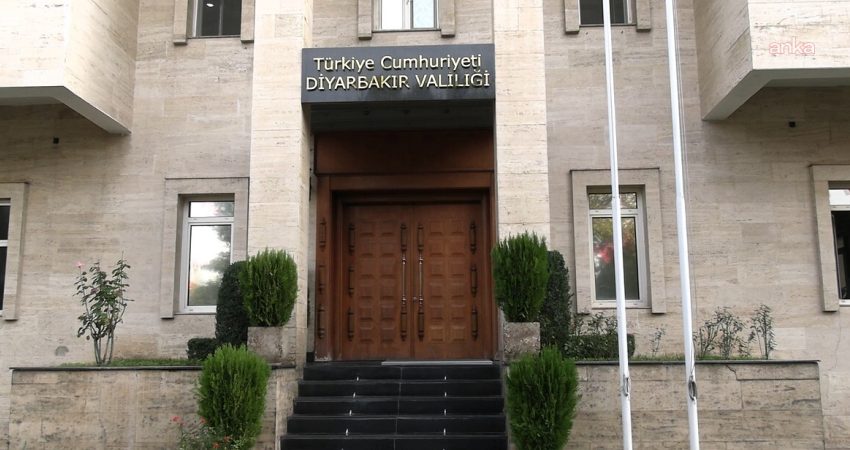 Diyarbakır’da kedinin tırmaladığı 3 yaşındaki çocuğun kuduz testi pozitif çıktı… Valilik: “Bölgede filyasyon ve temaslı taraması başlatıldı” Diyarbakır’da kedinin tırmaladığı 3 yaşındaki çocuğun kuduz testi pozitif çıktı.