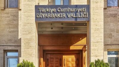 Diyarbakır Valiliği, bazı sokaklara terör örgütü PKK mensuplarının posterlerinin asılmasına ilişkin