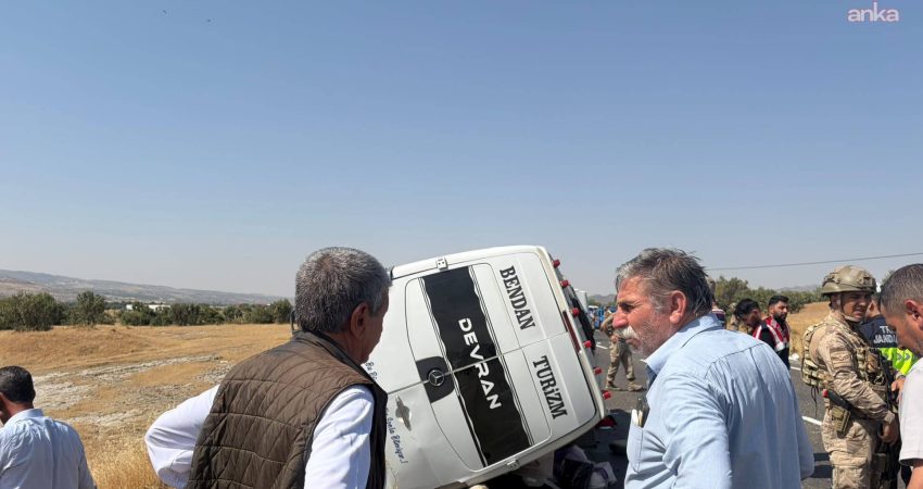 Diyarbakır’ın Lice ilçesinde minibüsün devrilmesi sonucu meydana gelen trafik kazasında
