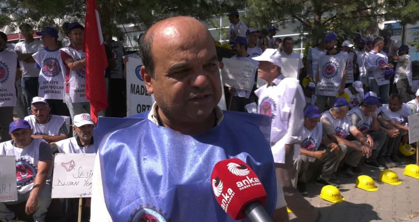 Doruk Madencilik işçilerinin Yıldızlar SSS Holding önündeki eylemi sürüyor… İşçilerden Cumhurbaşkanı Erdoğan’a çağrı: “Madencinin sesini duyun” Yıldızlar SSS Holding’e bağlı Doruk Madencilik’te alacaklarının ödenmesi ve maden