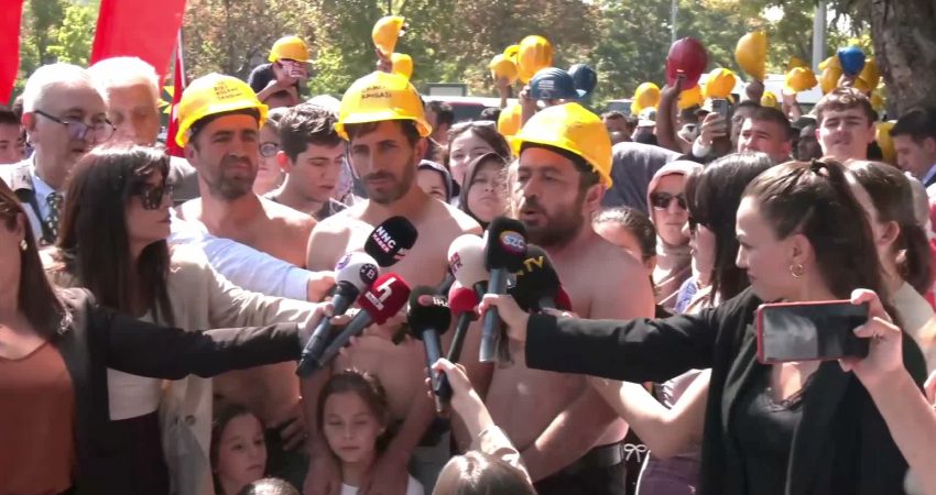 Doruk Madencilik işçisi Kaynak: Sayın Cumhurbaşkanı sesimizi duyun. Yoksa Cumhurbaşkanlığı’na yürüyeceğiz Madencilerin alacaklarının ödenmesi talebiyle Enerji ve Tabii Kaynaklar Bakanlığı önünde
