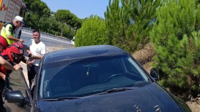 Balıkesir’in Dursunbey ilçesinde meydana gelen trafik kazasında, kontrolden çıkarak bariyerlere