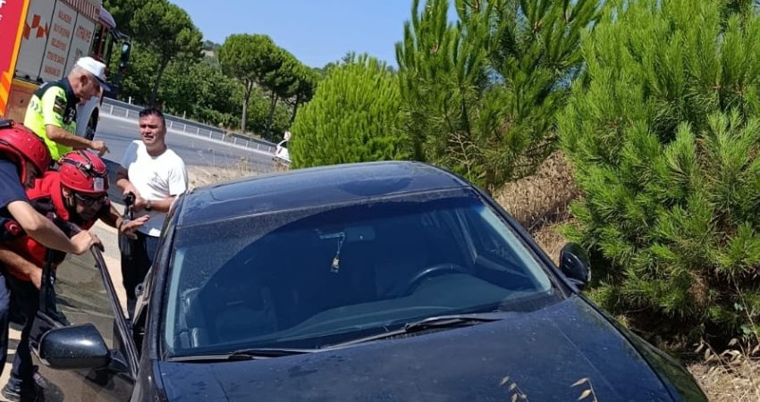 Balıkesir’in Dursunbey ilçesinde meydana gelen trafik kazasında, kontrolden çıkarak bariyerlere