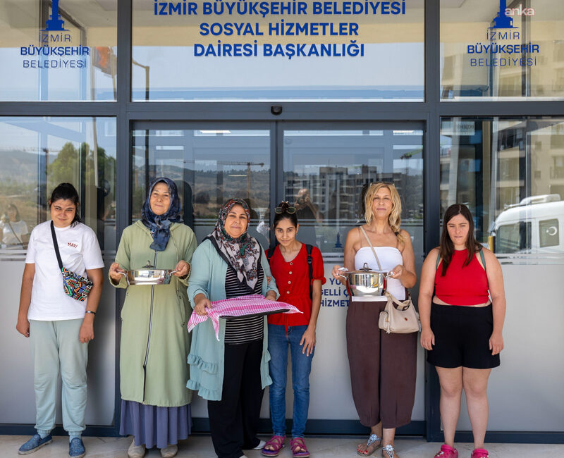 İzmir Büyükşehir Belediyesi’nden anneler için “Dayanışma Mutfağı” İzmir Büyükşehir Belediyesi Yurdoğlu Engelli Hizmet Merkezi’nde hizmete alınan Dayanışma