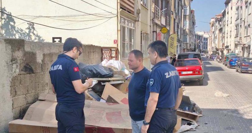 Edremit Belediyesi Zabıta Müdürlüğü ekipleri, moloz, eski ev eşyası ve