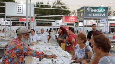 Edremit Kitap Fuarı’nda demokrasi, tarih, edebiyat ve tiyatro aynı sahneye taşındı Edremit Belediyesi tarafından düzenlenen 8. Edremit Kitap Fuarı, beşinci gününde
