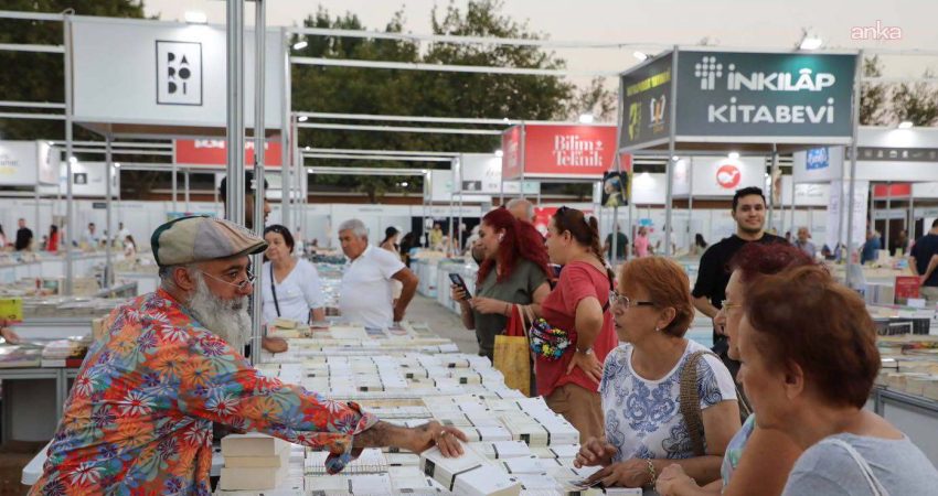 Edremit Kitap Fuarı’nda demokrasi, tarih, edebiyat ve tiyatro aynı sahneye taşındı Edremit Belediyesi tarafından düzenlenen 8. Edremit Kitap Fuarı, beşinci gününde