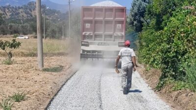 Efeler Belediyesi, Umurlu Mahallesi Kanyaşı mevkisinde asfalt kaplama çalışmalarına devam ediyor.