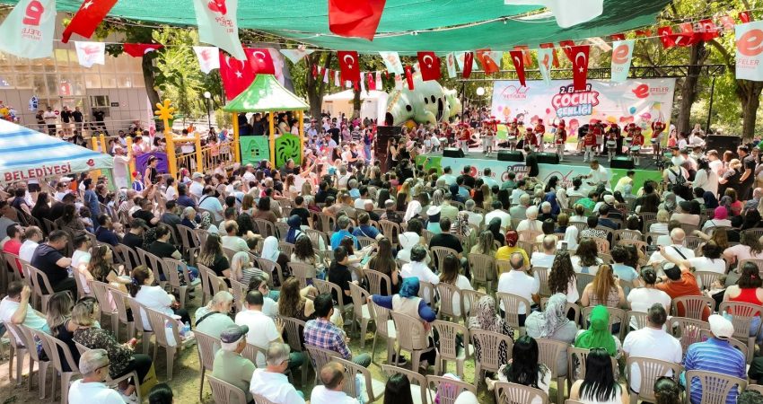 Efeler Belediyesi Şehir Tiyatrosu (EBŞT), çocukların yaz tatilini hem eğlenceli