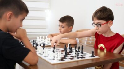 Efeler Belediyesi'nin yaz kursları kapsamında düzenlediği ücretsiz satranç eğitimleri çocuklardan