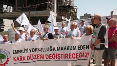 Emekliler, 71 yaşındaki Nurettin Muganlı'nın düşerek yaşamını yitirdiği inşaatın önünden