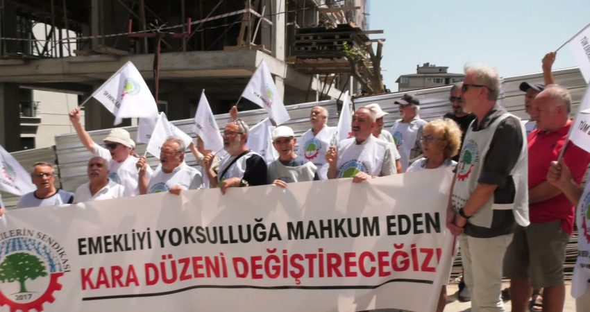 Emekliler, 71 yaşındaki Nurettin Muganlı'nın düşerek yaşamını yitirdiği inşaatın önünden
