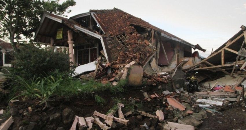 Endonezya’daki 7,7 büyüklüğündeki depremde can kaybı 38’e yükseldi Endonezya'nın doğusundaki Flores Adası'nda sabah saatlerinde meydana gelen 7,7 büyüklüğündeki