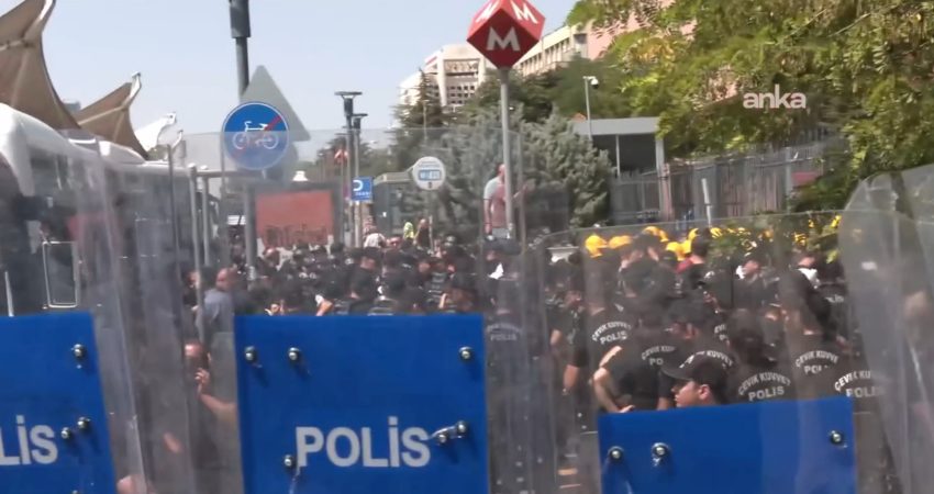 Elazığ Eti Gümüş Madeni’nde çalışan Bağımsız Maden-İş Sendikası üyesi işçiler,