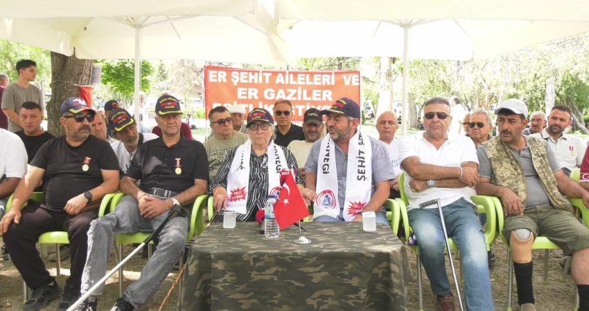 Er şehit aileleri ve gazilerin Güvenpark’taki eylemi sürüyor… Pakize Akbaba: “Dilencilik yapmıyoruz. Hakkımızı alacağız” Güvenpark'ta eylem yapan er şehit aileleri ve gazileri ziyaret eden