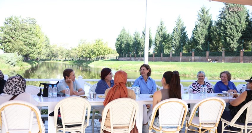 Eskişehir Belediye Başkanı Ünlüce, Karapınarlı kadınlarla bir araya geldi Eskişehir Büyükşehir Belediye Başkanı Ayşe Ünlüce, Karapınar Mahallesi’nden kadınları Porsuk