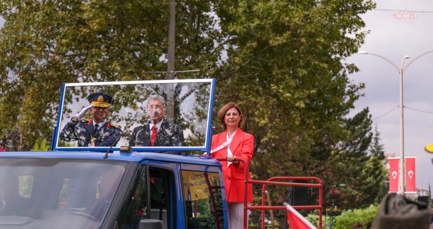 Eskişehir’de 30 Ağustos Zafer Bayramı, Vilayet Meydanı’ndaki çelenk töreninin ardından
