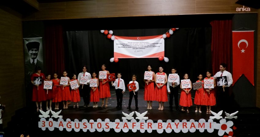 Eskişehir’de çocuklar Zafer Bayramı’nı sanatla kutladı Eskişehir Büyükşehir Belediyesi tarafından 30 Ağustos Zafer Bayramı dolayısıyla düzenlenen