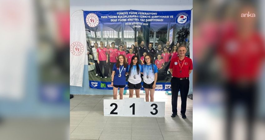 Eskişehir Büyükşehir Spor Kulübü yüzücüleri İdil Bengisu Tunçbilek, Hatice Kübra