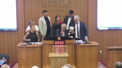 Etimesgut Belediye Meclisi'nde Erdal Beşikcioğlu'nun tutuklanarak görevden uzaklaştırılmasının ardından yapılan