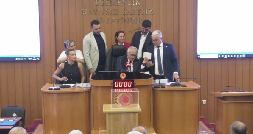 Etimesgut Belediye Meclisi'nde Erdal Beşikcioğlu'nun tutuklanarak görevden uzaklaştırılmasının ardından yapılan
