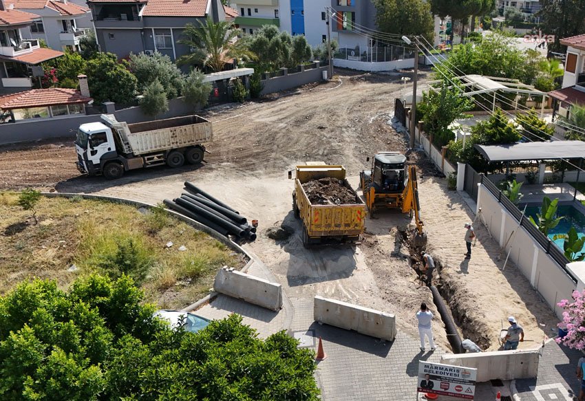 Marmaris Belediyesi Fen İşleri Müdürlüğü ekipleri, Aktaş ve Bağlıiçi'nde yol
