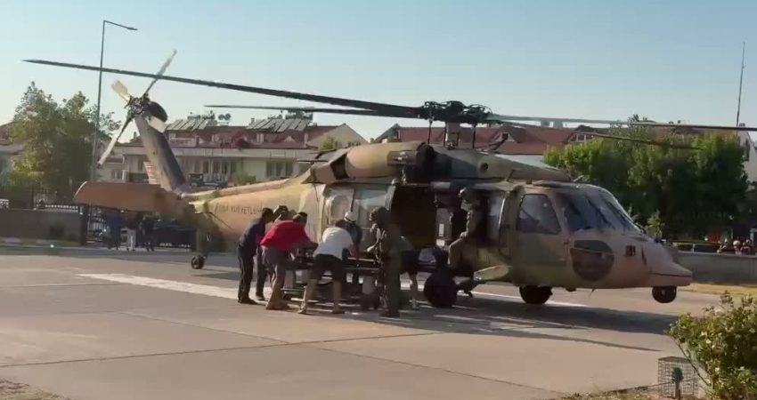 Muğla'nın Fethiye ilçesinde yamaç paraşütü yaptıkları sırada kayalıklara düşen, yamaç